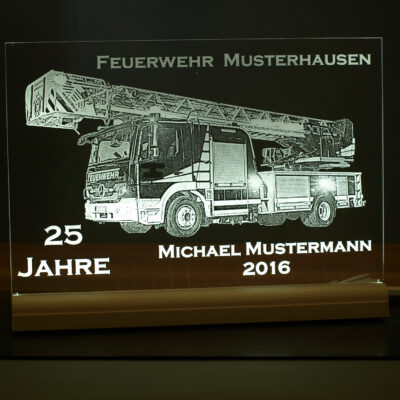 Feuerwehr - Sie suchen individuelle Feuerwehr Geschenke als Abschiedsgeschenk oder für die Ehrung von Kameraden? Dann ist das attraktive Acrylglas LED-Leuchtschild die perfekte Wahl. Durch die freie Textwahl gestalten wir für Sie das optisch ansprechende Leuchtschild zum persönlichen Erinnerungsstück an die gemeinsame Zeit. Unabhängig davon, ob ein Kamerad geehrt oder verabschiedet wird.