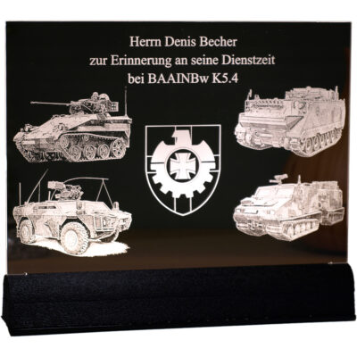 Bundeswehr - Sie suchen individuelle Bundeswehr Geschenke als Abschiedsgeschenk oder für die Ehrung von Kameraden? Dann ist das attraktive Acrylglas LED-Leuchtschild die perfekte Wahl. Durch die freie Textwahl gestalten wir für Sie das optisch ansprechende Leuchtschild zum persönlichen Erinnerungsstück an die gemeinsame Zeit. Unabhängig davon, ob ein Kamerad geehrt oder verabschiedet wird.